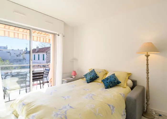 De La By Interhome *